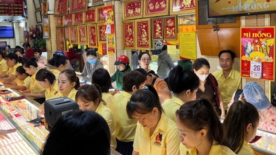 People are still taking advantage of the holiday to buy gold.