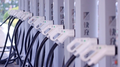 Elektrikli araçların yaygınlaşmasıyla birlikte, milyarlarca dolarlık şarj istasyonu sorunu giderek daha da kızışıyor.