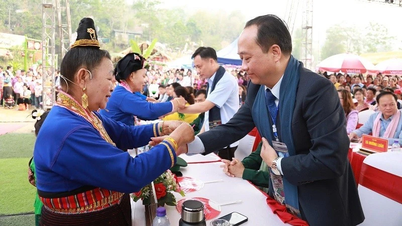 The unique water-splashing festival of the Lao ethnic group in Nua Ngam commune.