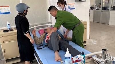 Police officers providing security promptly assisted people suffering strokes in getting to the hospital for emergency treatment.