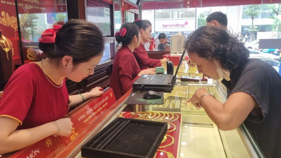 Gold prices this afternoon, April 4, 2026: SJC gold price, 9999 gold ring price, and world gold price.