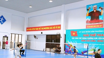 Openingsceremonie van het sporttoernooi van de Kim Lien Ward middelbare school.