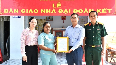 Le Département des minorités ethniques et des religions de la province d'An Giang a remis deux maisons de solidarité dans la commune de Hon Dat.