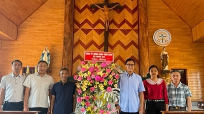 Los líderes de la comuna de Ninh Gia visitan y felicitan a los establecimientos religiosos con motivo de la Pascua.