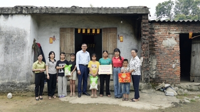 Trao hỗ trợ xây dựng nhà ở và tặng quà cho người khuyết tật, trẻ mồ côi