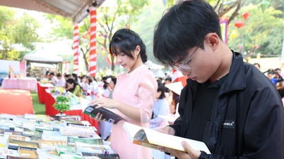 Hampir 1.500 buku tentang budaya Buddha dipamerkan.