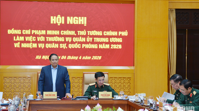 Başbakan Pham Minh Chinh, Merkezi Askeri Komisyon Daimi Komitesi ile birlikte çalışıyor.