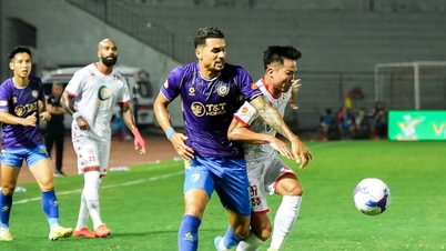 Прямая трансляция футбольного матча: Хайфон 1-0 Ханой: момент ликования в момент забитого первого гола.