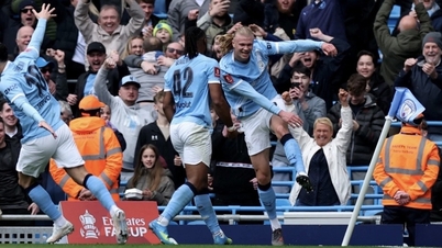 Haaland mesterhármast szerzett, a Man City hihetetlen győzelmet aratott a Liverpool ellen, Guardiola menedzser pedig a lelátóról nézte az összecsapást.