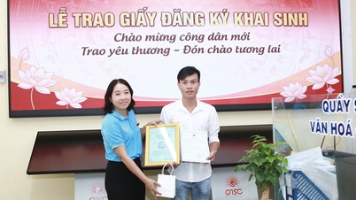 កុមារដែលចុះឈ្មោះកំណើតតាមអ៊ីនធឺណិតទាន់ពេលវេលានៅក្នុងឃុំ My ទទួលបានអំណោយ និងលិខិតអបអរសាទរ។