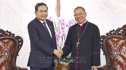 Ketua Majelis Nasional Tran Thanh Man mengucapkan selamat kepada Keuskupan Agung Hanoi atas perayaan Paskah 2026.