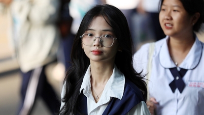 Ho Chi Minh şehrindeki kız öğrenciler yetenek sınavı öncesinde neşeli ve kendinden emin görünüyorlar.