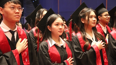 El rector de la Universidad de Comercio Exterior aconsejó a los graduados que mantuvieran la calma, diciendo: "Siempre hay montañas más altas que escalar".