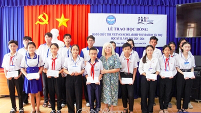 VNSF scholarships for the second semester were awarded in Phan Ngoc Hien Commune.