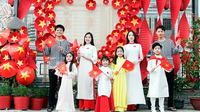 Families in Can Tho celebrate April 30th early, welcoming neighbors to take free photos.