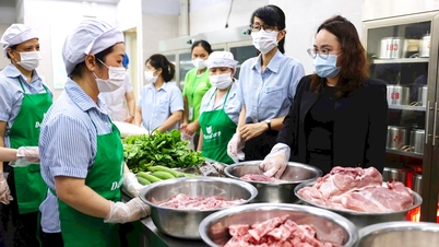 Cua Nam Ward conducted surprise inspections of school cafeterias at two schools in the area.