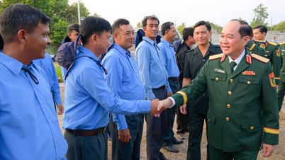 Le général de division Nguyen Van Ngành rend visite aux officiers et soldats de l'équipe K92 qui effectuent leurs missions au Cambodge et les encourage.