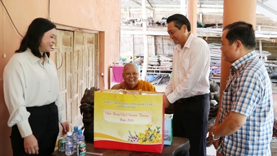 ທ່ານ ຫງວຽນກວີນທ້ຽນ ຮອງປະທານຄະນະກຳມະການປະຊາຊົນແຂວງ ອວຍພອນບຸນປີໃໝ່ Chol Chnam Thmay ຢູ່ຕາແສງຕຽວກັງ ເມືອງຮືງຮວ່າ.