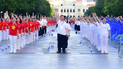 Ho Chi Minh-staden: Över 1 000 personer utför Tai Chi-övningar som ett svar på nationella hälsodagen.