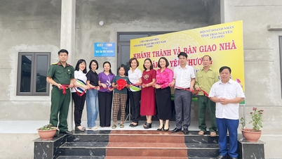 Donating "Houses of Love" to disadvantaged women in Phu Dinh commune.