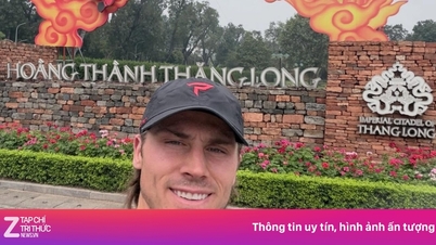 Pemain tenis terbaik dunia itu berseru, "Bebola jeruk memenuhi kaki lima Hanoi!"