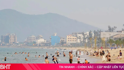 Para wisatawan menikmati pantai Thien Cam di akhir pekan.