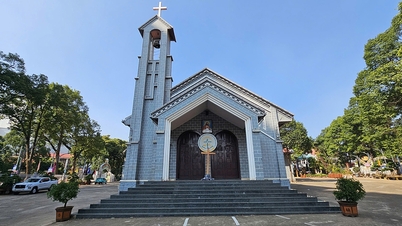 De Buon Ma Thuot-kathedraal - een traditioneel Ede-langhuis.