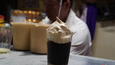 Uma cafeteria com 30 anos de história, localizada no mercado da província de Nghe An, atrai clientes com sua espuma "inusitada", vendendo centenas de xícaras por dia.