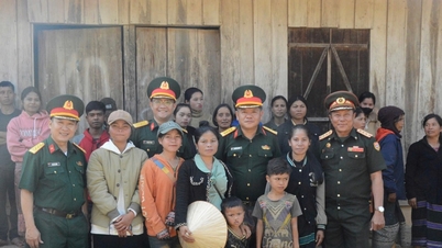 The Da Nang City Military Command visited and presented gifts to the people of Sekong province (Laos) on the occasion of the Bunpimay New Year.