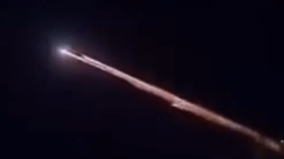 Un misterioso objeto brillante en el cielo de Indonesia causa revuelo.