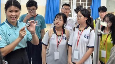 Över 500 elever i nionde klass i Ho Chi Minh-staden åkte på en "rundtur" på en avancerad, integrerad skola.