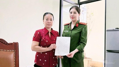 Politibetjenter fra Ha Giang 2-distriktet hjalp beboere med å finne tilbake stjålet eiendom.
