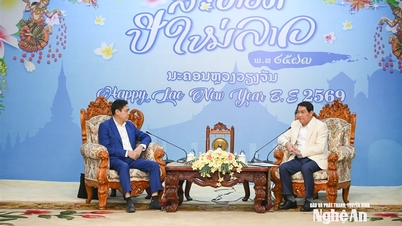 ប្រធានគណៈកម្មាធិការប្រជាជនខេត្តង៉េអាន ផ្ញើសារជូនពរឆ្នាំថ្មីដល់ពិធីបុណ្យប្រពៃណីប៊ុនពីម៉ៃនៅទីក្រុងវៀងចន្ទន៍។