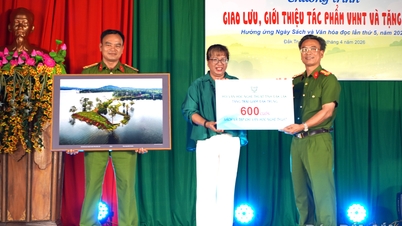 Utbyte, presentation av litterära och konstnärliga verk och bokdonation i Dak Trung-fängelset.