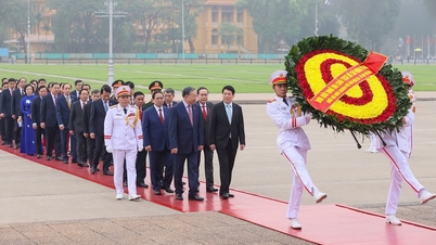 Delegates of the 16th National Assembly visit the Mausoleum of President Ho Chi Minh before the opening of the first session.