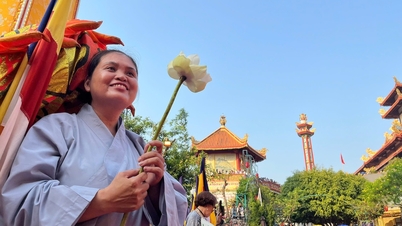 Miles de personas asistieron respetuosamente a la ceremonia en honor al Bodhisattva Avalokiteshvara.