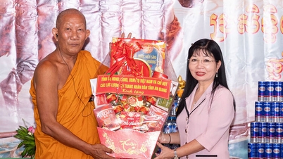 Tran Thi Thanh Huong elvtárs újévet köszönt Chol Chnam Thmay számára Tri Ton és O Lam kommunában.