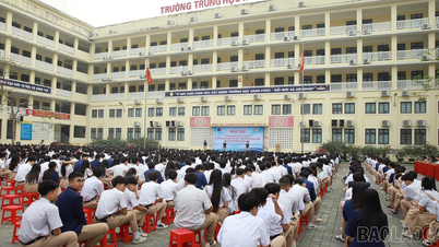 Lao Cai: Nearly 1,300 students receive reproductive health education.