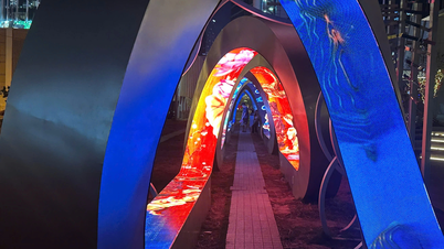 Na brzegu rzeki powstał „park świateł”, który nocą przyciąga młodych ludzi.