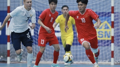 Die vietnamesische U19-Futsal-Nationalmannschaft spielt in Ho-Chi-Minh-Stadt gegen Russland.