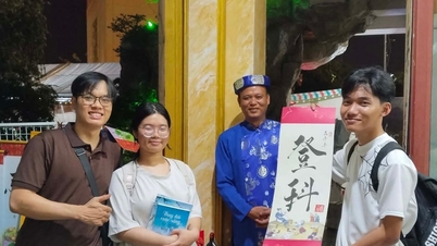 The beauty of asking for calligraphy to bring good luck.