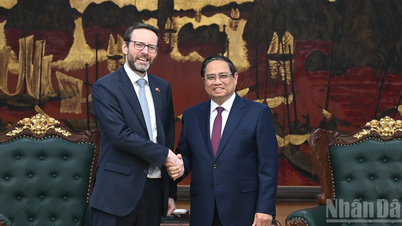 [Foto] Premier Pham Minh Chinh ontvangt de ambassadeur van het Verenigd Koninkrijk in Vietnam.