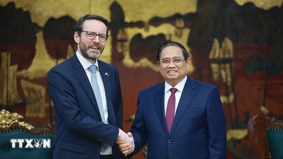 Prime Minister Pham Minh Chinh receives the Ambassador of the United Kingdom and Northern Ireland to Vietnam, Iain Frew.