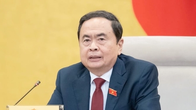Předseda Národního shromáždění Tran Thanh Man podepsal a vyhlásil čtyři usnesení Národního shromáždění o personálních záležitostech.