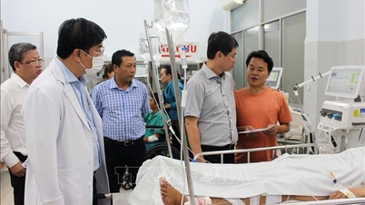 Un'auto è precipitata in un burrone a Lam Dong: i feriti sono stati soccorsi in ospedale.