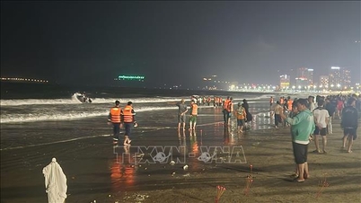 꾸이년에서 파도에 휩쓸린 고등학교 3학년 학생의 시신이 발견됐다.
