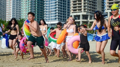Bajo el abrasador sol de principios de verano, miles de personas acudieron en masa a la "playa más hermosa del planeta" para refrescarse.