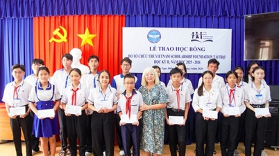 អង្គការ VNSF ផ្តល់អាហារូបករណ៍ដល់សិស្សក្រីក្រនៅខេត្ត Ca Mau។