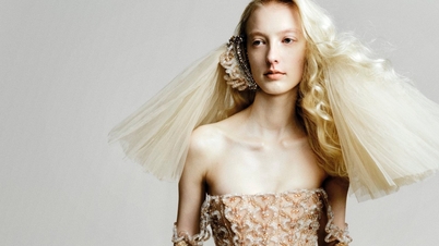 Phan Huys design "Golden Branch and Jade Leaf" når Vogue Hong Kong efter deras visning i Paris.