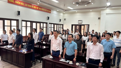 A Hai Phong Információs Technológiai és Kommunikációs Központ pártsejtje 2026 áprilisában tartotta politikai ülését a zászló alatt.